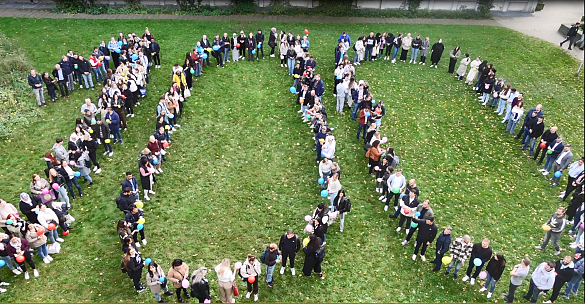 Die Zahl 100 dargestellt von den Schüler:innen der Verwaltungsschule